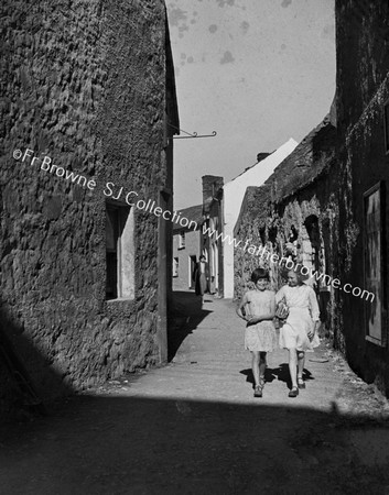 2 GIRLS IN NARROW STREET